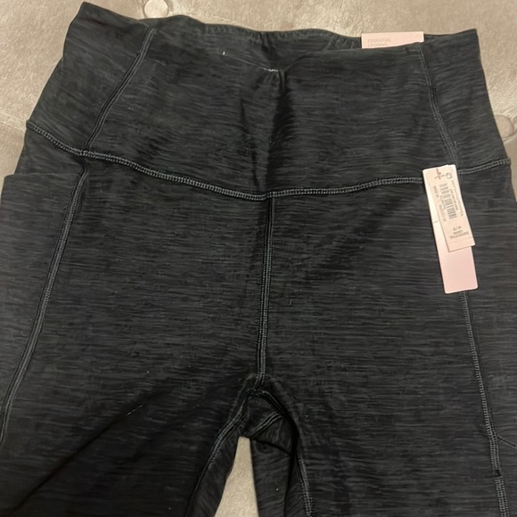 Victoria’s Secret essential pocket legging in heathered black, new, small - Picture 3 of 9